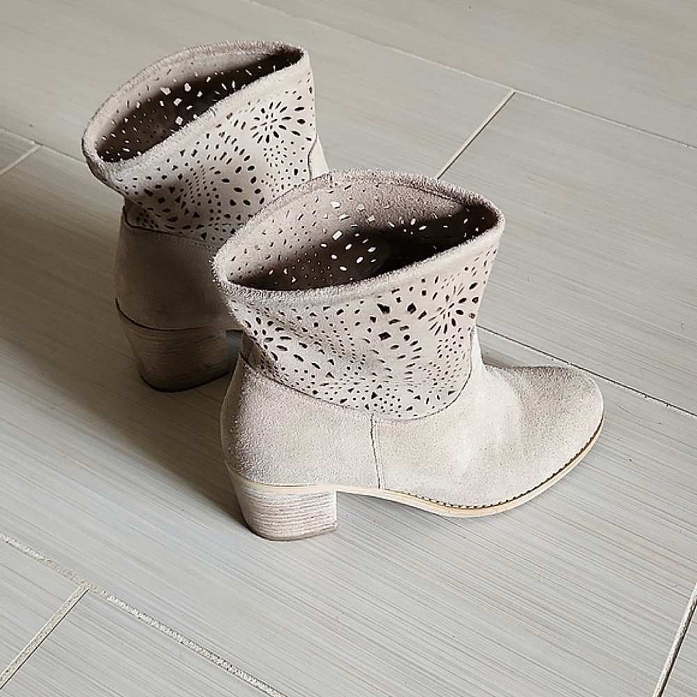 Tan/taupe ankle boots with cutout design, suede